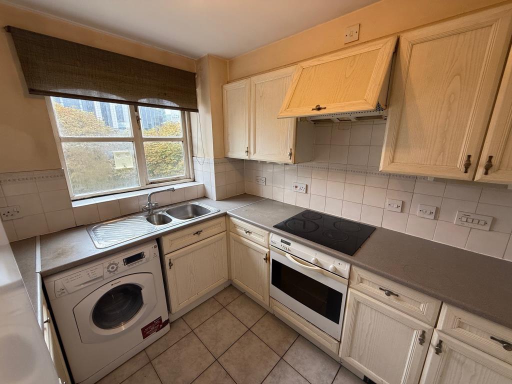 Lot: 179 - TWO-BEDROOM FLAT IN NEED OF IMPROVEMENT - Kitchen area